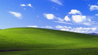 Der Standart-Desktophintergrund von Windows XP mit einem ursprünglich für den Weinanbau genutzten Hügel, der wegen einer Pflanzenseuche mit Gras bedeckt war.
