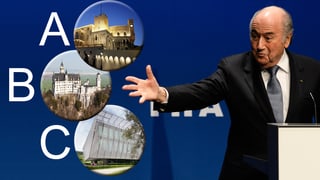 Sepp Blatter streckt die Hand in Richtung dreier Bilder von Gebäuden, die mit A, B und C beschriftet sind