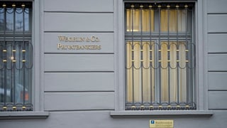 Vergittertes Fenster der Bank Wegelin