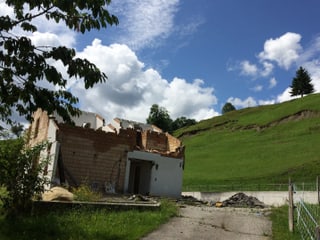 Das Haus «Müsli» von Sepp und Trudy Kathriner nach dem Hangrutsch.