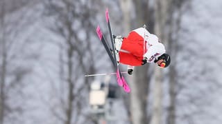 Eveline Bhend bei einem Sprung als Freeskierin in der Luft.