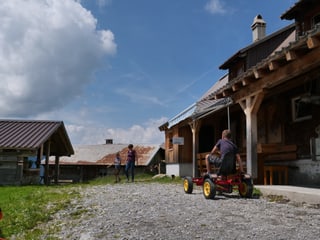 Für die Kinder sei die Zeit auf der Alp immer ein Erlebnis. Sie können dafür sogar früher aus der Schule dank einer sogenannten Alpdispenz.