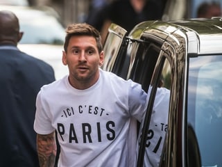 Lionel Messi trägt ein T-Shirt mit Aufdruck «Paris».