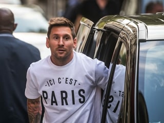 Lionel Messi trägt ein T-Shirt mit Aufdruck «Paris». Lionel Messi trägt ein T-Shirt mit Aufdruck «Paris».