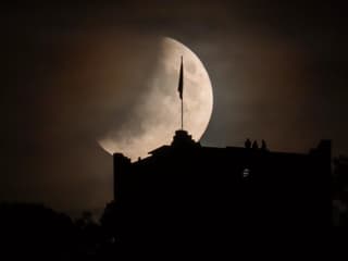 partielle Mondfinsternis mit Schleierwolken.