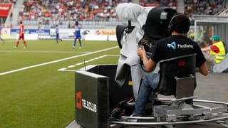 Kamera bei einem Fussballspiel Kamera bei einem Fussballspiel