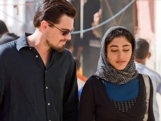 Ein Mann mit Sonnenbrille an der Seite einer Frau mit Kopftuch.