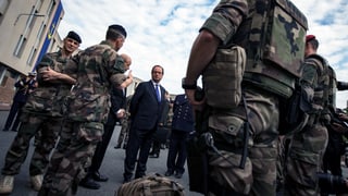 François Hollande mit Soldaten in der Nähe von Paris (25. Juli)