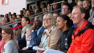 Menschen sitzen auf einer Tribüne Menschen sitzen auf einer Tribüne