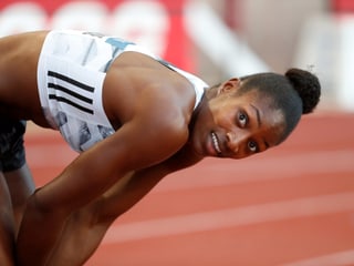 Shaunae Miller-Uibo kniet über der Tartanbahn. Shaunae Miller-Uibo kniet über der Tartanbahn.