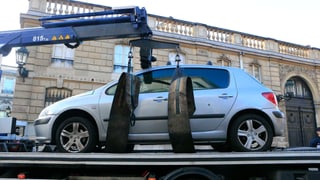 Ein Auto steht auf einer Ladefläche. Ein Auto steht auf einer Ladefläche.