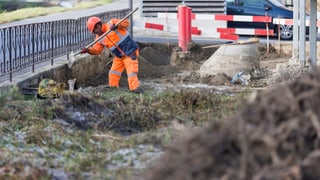 Arbeiter, welcher Sanierungsarbeiten durchführt.