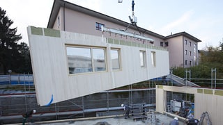 Vorfabrizierte Fassadenteile werden am Stück eingesetzt. 