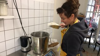 Bäuerin stellt Brot her Bäuerin stellt Brot her