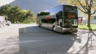 Grosser Reisebus auf Parkplatz