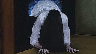 Ein Mädchen mit langen schwarzen Haaren vor dem Gesicht steigt aus einem Bildschirm.