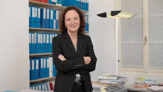 Frau vor Bücherregal 