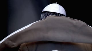 Papst mit wehendem weissem Umhang von hinten fotografiert. Papst mit wehendem weissem Umhang von hinten fotografiert.