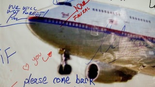Auf einem Flugzeugplakat haben Angehörige Botschaften verewigt.