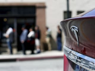 Vor einem Tesla-Shop in Pasadena warten Menschen, um eine Bestellung für das neue «Model 3» aufzugeben. 