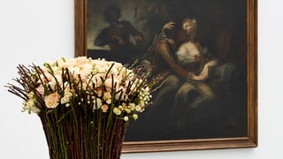 Blumenbouqet vor dunklem Bild