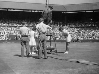 Gem Hoahing, eine Engländerin mit chinesischen Wurzeln, 1949 im Spiel gegen Gussie Moran. 