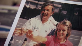 Ein Bild von einem Tennistrainer und seiner Schülerin. Ein Bild von einem Tennistrainer und seiner Schülerin.