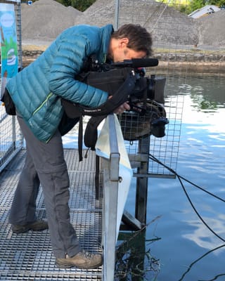 Kameramann Pierre schaut auf die Wasseroberfläche.