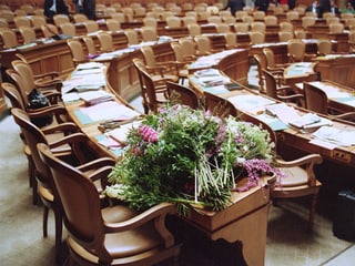 Im leeren Nationalratssaal liegt nach Dreifuss' Wahl ein zerzauster Blumenstrauss auf Brunners Nationalratspult. Im leeren Nationalratssaal liegt nach Dreifuss' Wahl ein zerzauster Blumenstrauss auf Brunners Nationalratspult.