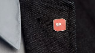 SP-Pin an einer Jacke