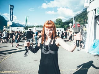 Rika Brune ist bereit, sich in den Moshpit zu werfen.