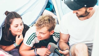 Noch nicht ganz wach, aber wach genug, um mit Julian ein Pläuschchen zu halten. Noch nicht ganz wach, aber wach genug, um mit Julian ein Pläuschchen zu halten.