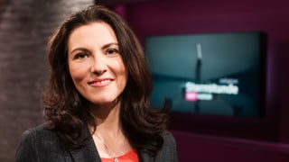 eine Frau posiert in einem Fernsehstudio eine Frau posiert in einem Fernsehstudio