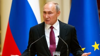 Russischer Präsident Vladimir Putin am Rednerpult.