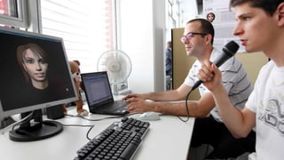 Zwei Studenten sitzen vor dem Computer