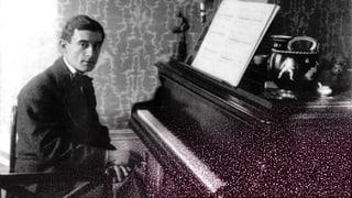 Maurice Ravel am Klavier.