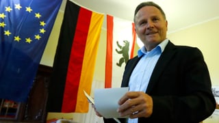 Georg Pazderski mit Wahlzetteln
