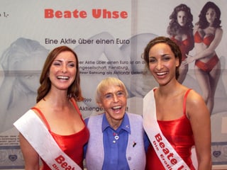 Beate Uhse mit zwei weiblichen Models an ihrer Seiten Beate Uhse mit zwei weiblichen Models an ihrer Seiten