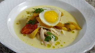 Spargel-Salat und Pochiertes Poulet mit Champagner-Rahmsauce