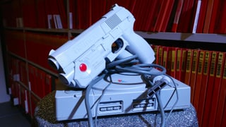 Die originale Playstation und die G-Con, eine analoge Lightgun von Namco.