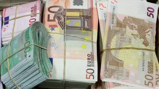 Bündel mit 50 Euro-Noten.