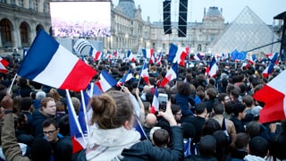 Macron-Anhänger mit Fahnen vor dem Louvre. 