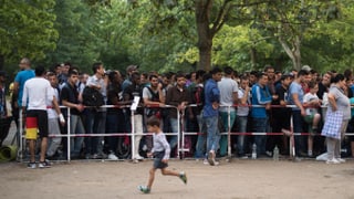 Flüchtlinge warten in einer Schlange vor einem Empfangszentrum in Berlin