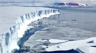 Ein kalbender Gletscher in der Antarktis.