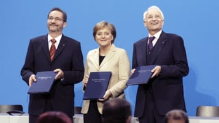 Matthias Platzeck (SPD), Angela Merkel (CDU) und Edmund Stoiber (CSU) präsentieren 2005 den Koalitionsvertrag. Matthias Platzeck (SPD), Angela Merkel (CDU) und Edmund Stoiber (CSU) präsentieren 2005 den Koalitionsvertrag.