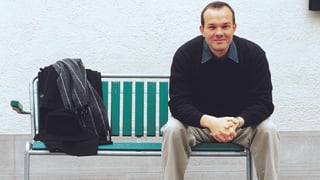 Thomas Binotto, Chefredaktor des Pfarrblatts «Forum» der Katholischen Kirche im Kanton Zürich, sitzend auf einer Bank.