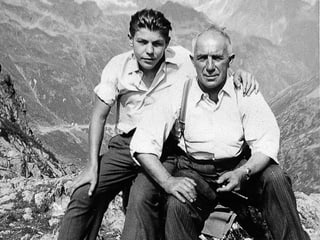 Willy und Karl Garaventa auf einem Stein in den Bergen