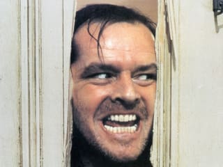 Jack Nicholson schaut durch zerschlagene Tür