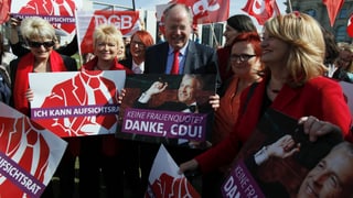 Deutscher Kanzlerkandidat Peer Steinbrück mit SPD-Frauen.