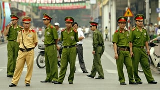 Eine Gruppe vietnamesischer Polizisten Eine Gruppe vietnamesischer Polizisten